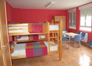  宿舍内的双人双层床 